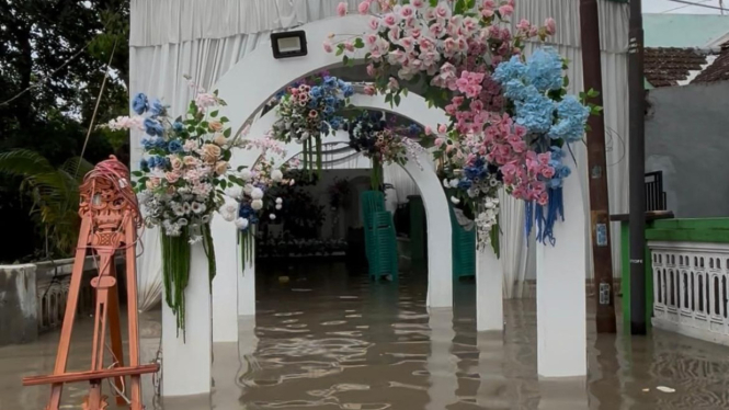 Tenda resepsi pernikahan dikepung banjir