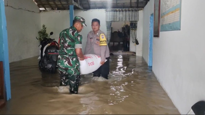 Polisi-TNI terjun membantu warga terdampak banjir