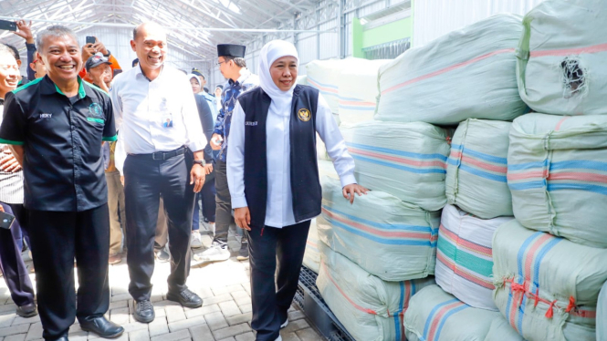 Gubernur Khofifah Saat Mengecek Proses Ekspor Produk Jatim