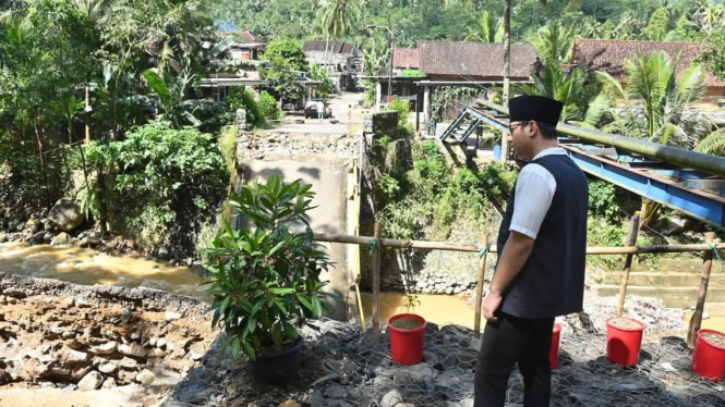 Jembatan penghubung kecamatan di Trenggalek ambruk.