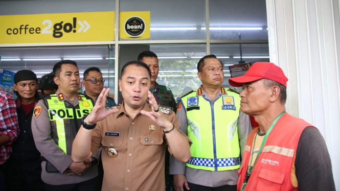 Eri Cahyadi saat menertibkan parkir di Toko Modern