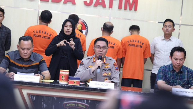 Empat pelaku dihadirkan saat jumpa pers di Mapolda Jatim.