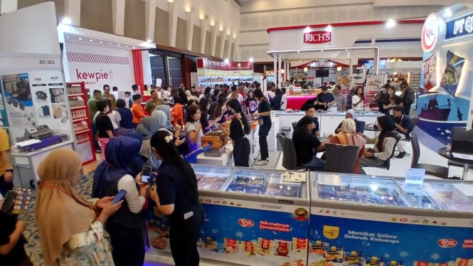 Ribuan pengunjung antre membeli tiket di lokasi pameran.