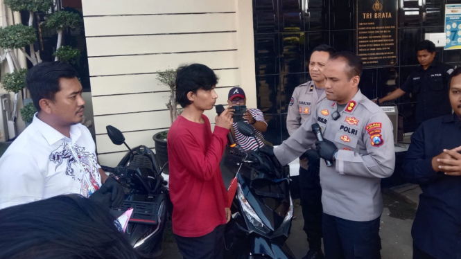 Kapolres Lamongan AKBP Agus Dwi Suryanto saat mengembalikan motor ke pemiliknya.