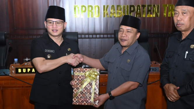 Bupati Trenggalek serahkan nota RPJMD ke DPRD