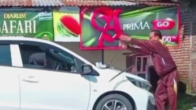 Seorang suami saat menghancurkan mobil istri