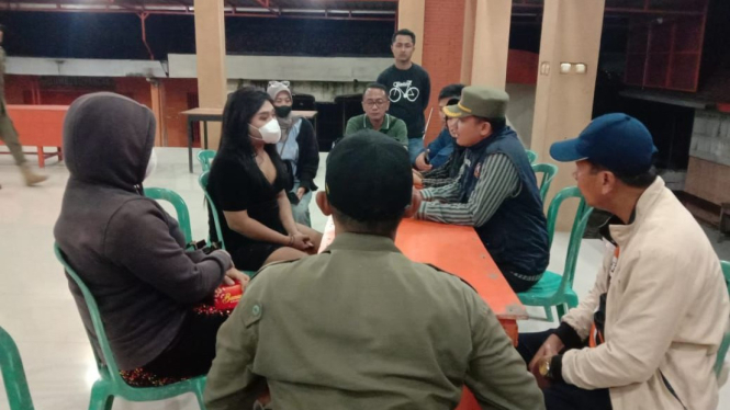 Petugas gabungan menggelar merazia pangkalan waria