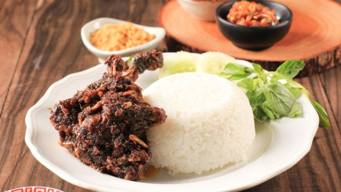 Bebek bumbu hitam khas Madura