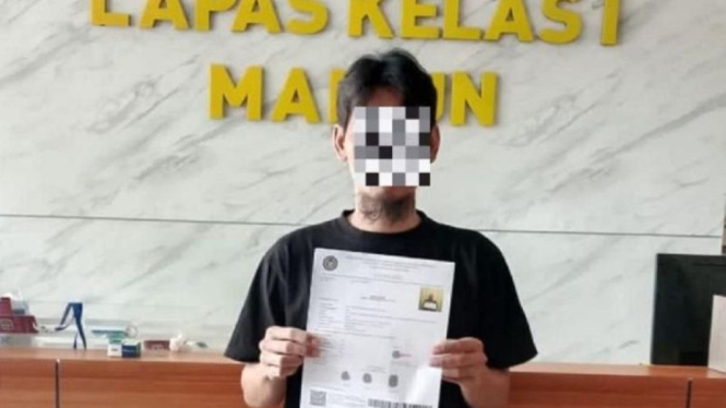 Narapidana kasus terorisme (napiter) berinisial SR bebas setelah selesai menjalani masa hukumannya di Lapas Kelas I Madiun, Jawa Timur, Minggu (15/6/2025).