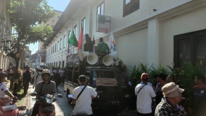 Ratusan buruh PT Pakerin demo