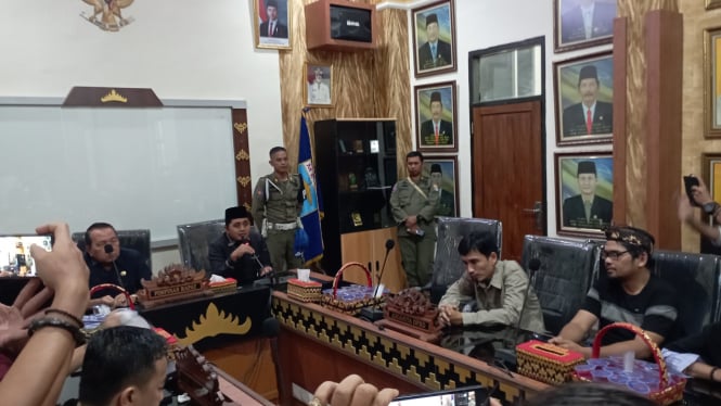 Para demonstran audiensi dengan BK DPRD Kota Metro