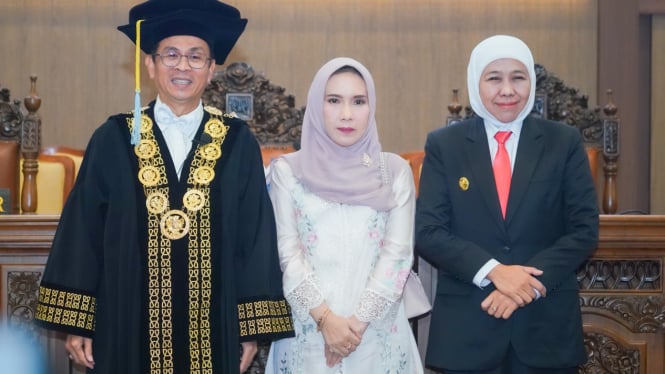Gubernur Khofifah di Acara Pelantikan Rektor Unair
