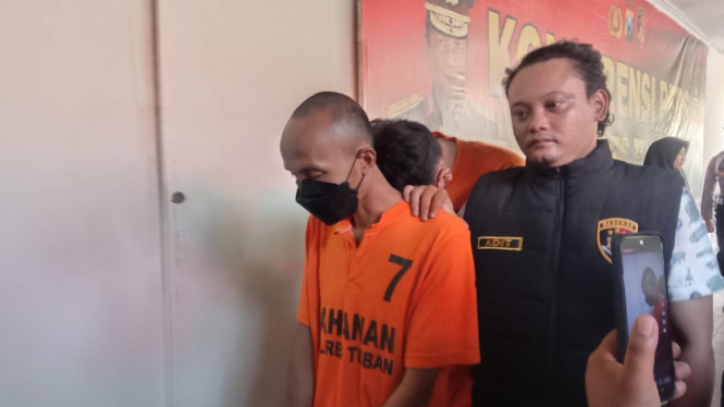 Kedua pelaku saat diamankan polisi
