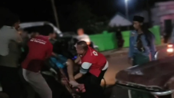 Evakuasi supir truk yang terguling di Sampang