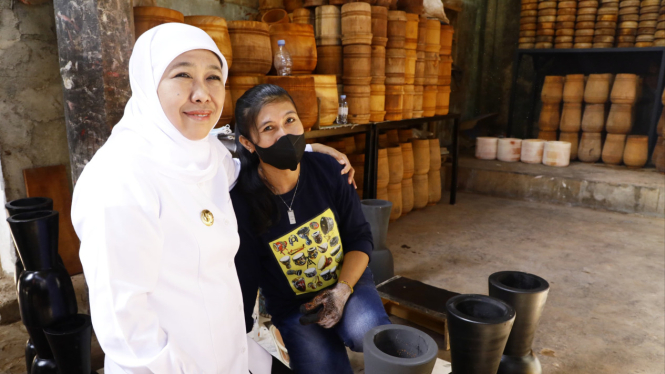Gubernur Khofifah Sambangi Produsen Kendang Jimbe Blitar