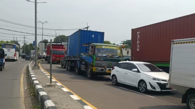 Kendaraan di Jalan Taman Sidoarjo macet.