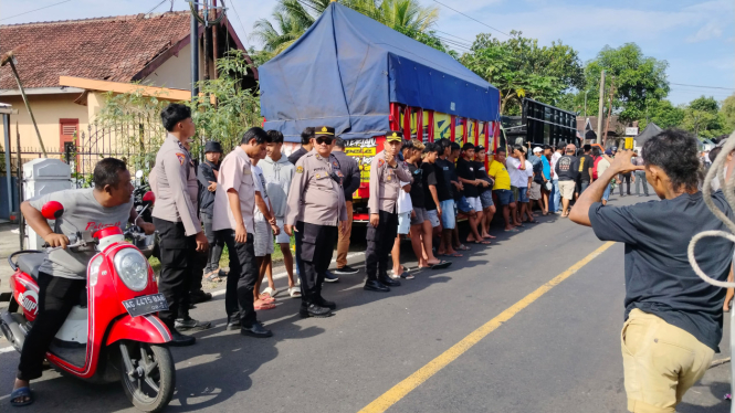 Suasana sopir truk ODOL unjuk rasa di Blitar.