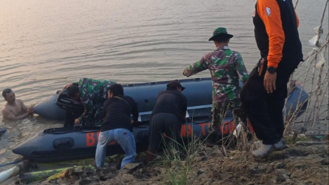 Petugas gabungan saat melakukan pencarian korban tenggelam di Bengawan Solo Bojonegoro
