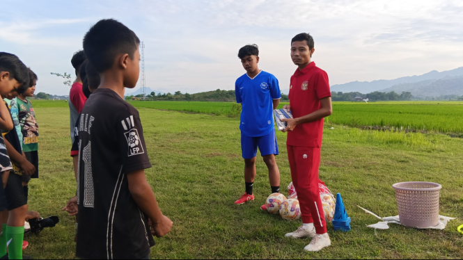 Evan Dimas saat melatih anak-anak SSB Saraswati Tulungagung.