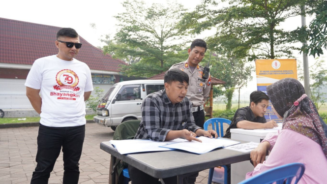 Layanan Samsat Keliling dan Pengobatan Gratis di CFD Mojokerto.