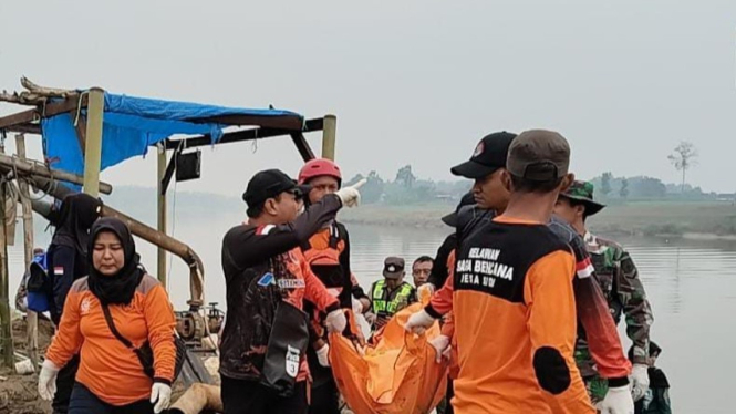 Evakuasi korban tenggelam bengawan solo