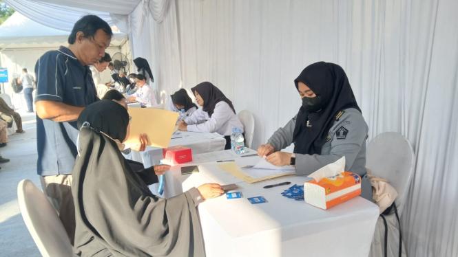 Warga sedang mengurus paspor