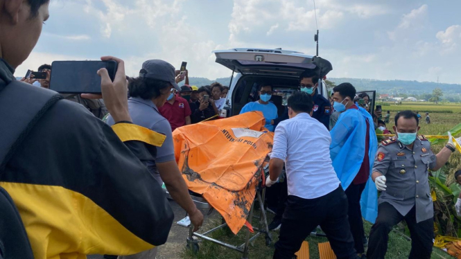 Petugas saat mengevakuasi korban.