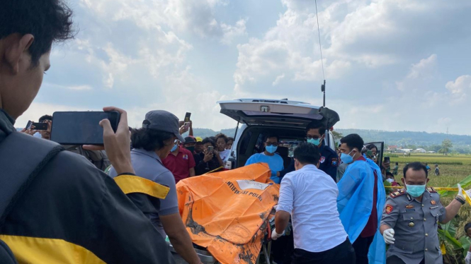 Teks Foto: Petugas saat mengevakuasi korban