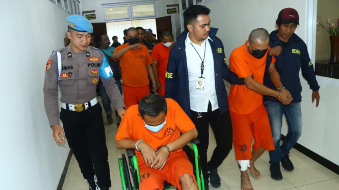 Para pelaku digiring ke ruang tahanan Polres Gresik.