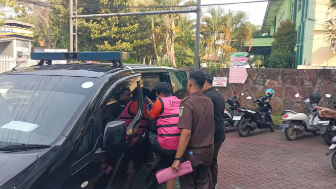 Petugas saat mengamankan pelaku