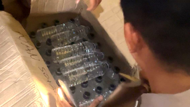 Puluhan botol arak bali.