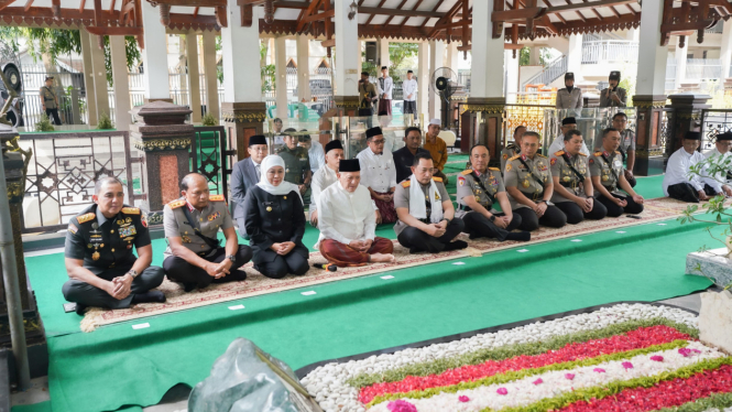 Gubernur Khofifah Mendampingi Kapolri di Makam Gus Dur