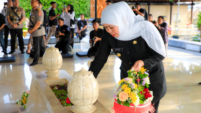 Gubernur Khofifah Ziarah ke Makam Bung Karno