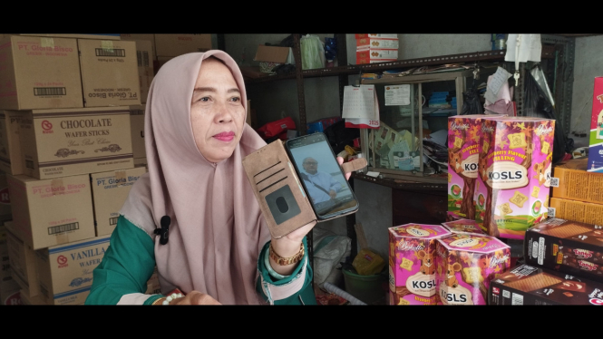 Siti Maimunah menunjukkan foto Maftuhin