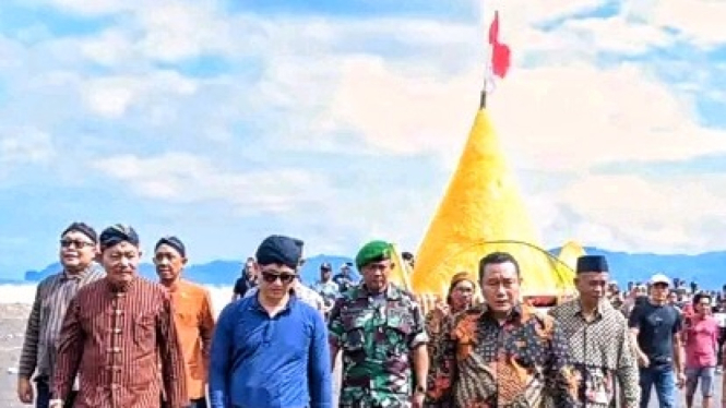 Upacara Adat Labuh Laut Pantai Konang Trenggalek
