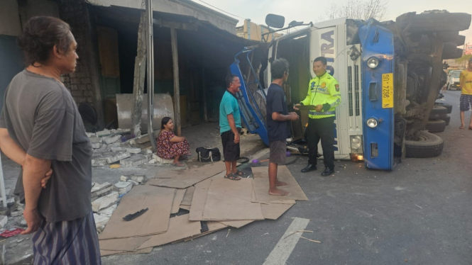 Truk pengangkut kertas terguling.