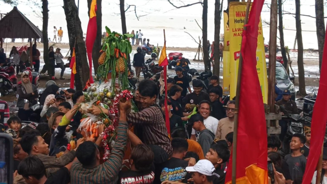 Ratusan warga berebut gunungan tumpeng agung di Pantai Gemah.