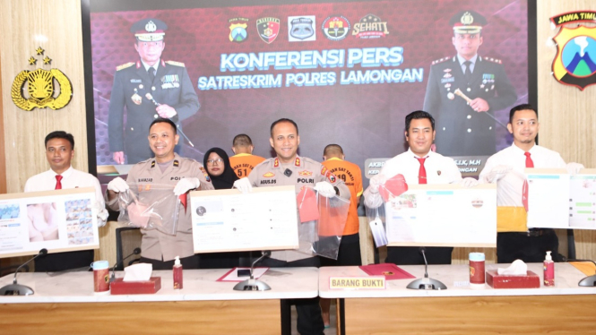 Polisi saat menunjukkan barang bukti