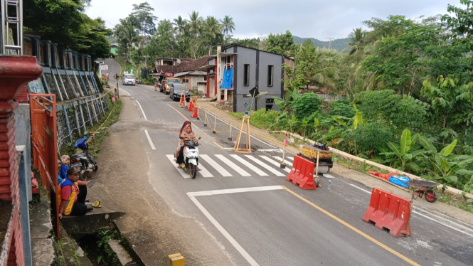 Penanganan jalan ambles di Jalan Nasional Pacitan-Trenggalek.
