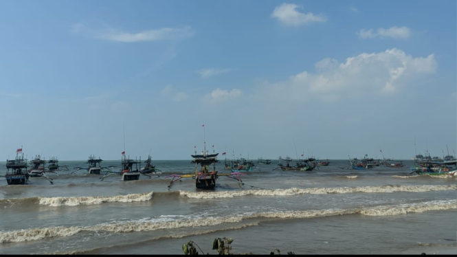 Nelayan terpaksa berhenti melaut akibat gelombang tinggi