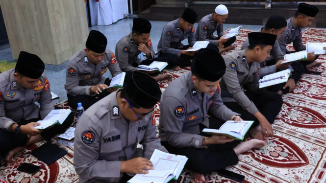 Anggota khataman Alquran di Mabes Polri.