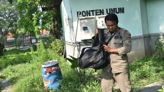 Satpol PP kosongna toilet umum di Surabaya.