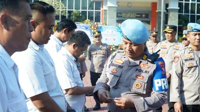 Bidpropam Polda Jatim memeriksa kedisiplinan anggota Polres Gresik
