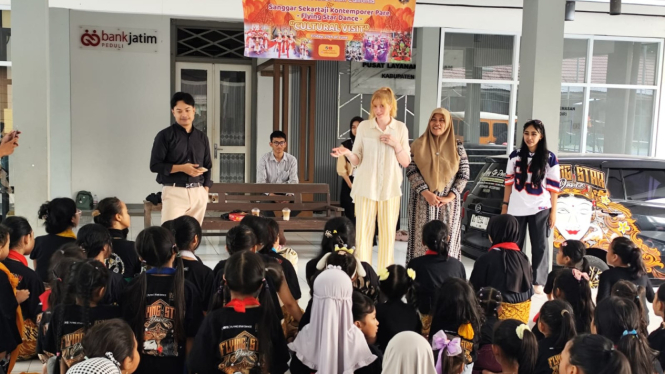 Wisatawan asing asal Kalifornia di Garasi UMKM Kediri.