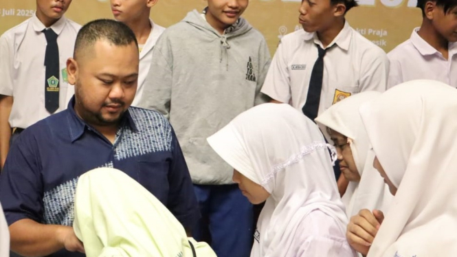 Bupati Gresik Fandi Akhmad Yani bersama calon siswa Sekolah Rakyat