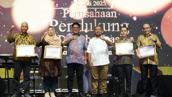 Gresik Pupuk Indonesia menerima tiga penghargaan di malam Nawakarsa Award Pesona Gresik Tahun 2025
