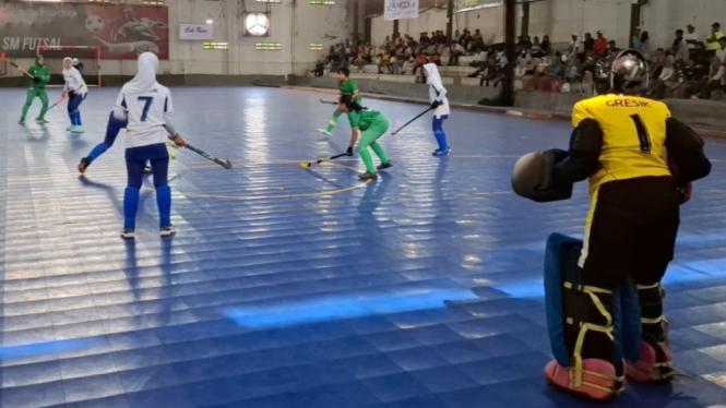 Tim hoki indoor putri Gresik mengalahkan Kota Surabaya di final Porprov IX Jatim 2025