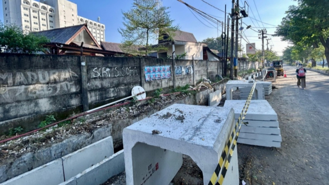 Proyek pedestrian di Jalan Gubeng Masjid Surabaya.