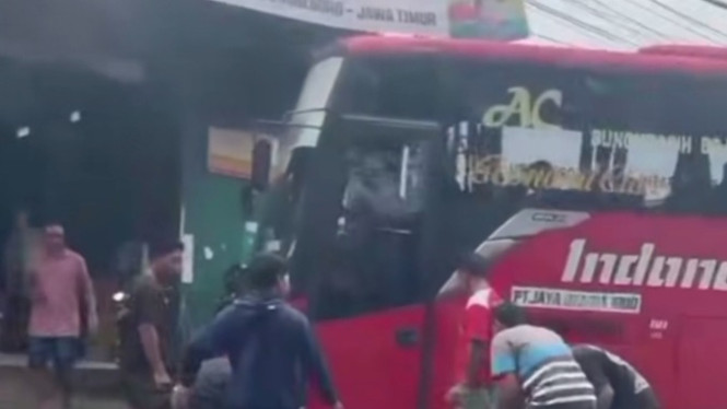Bus Jaya Utama usai menabrak sepeda motor di Bojonegoro