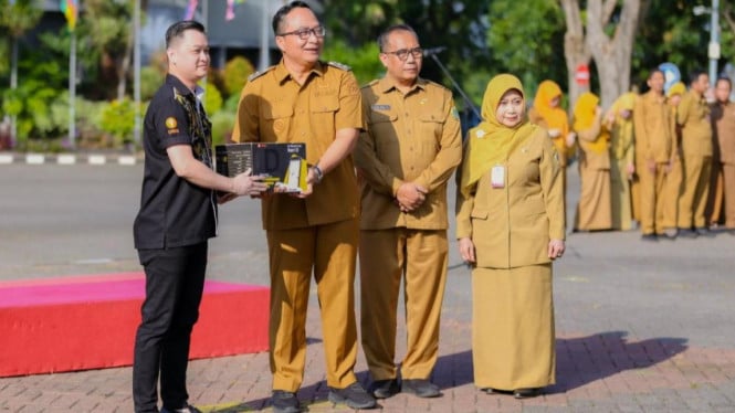 Wakil Bupati Gresik Asluchul Alif menerima hibah GPS Tracker Ambulance